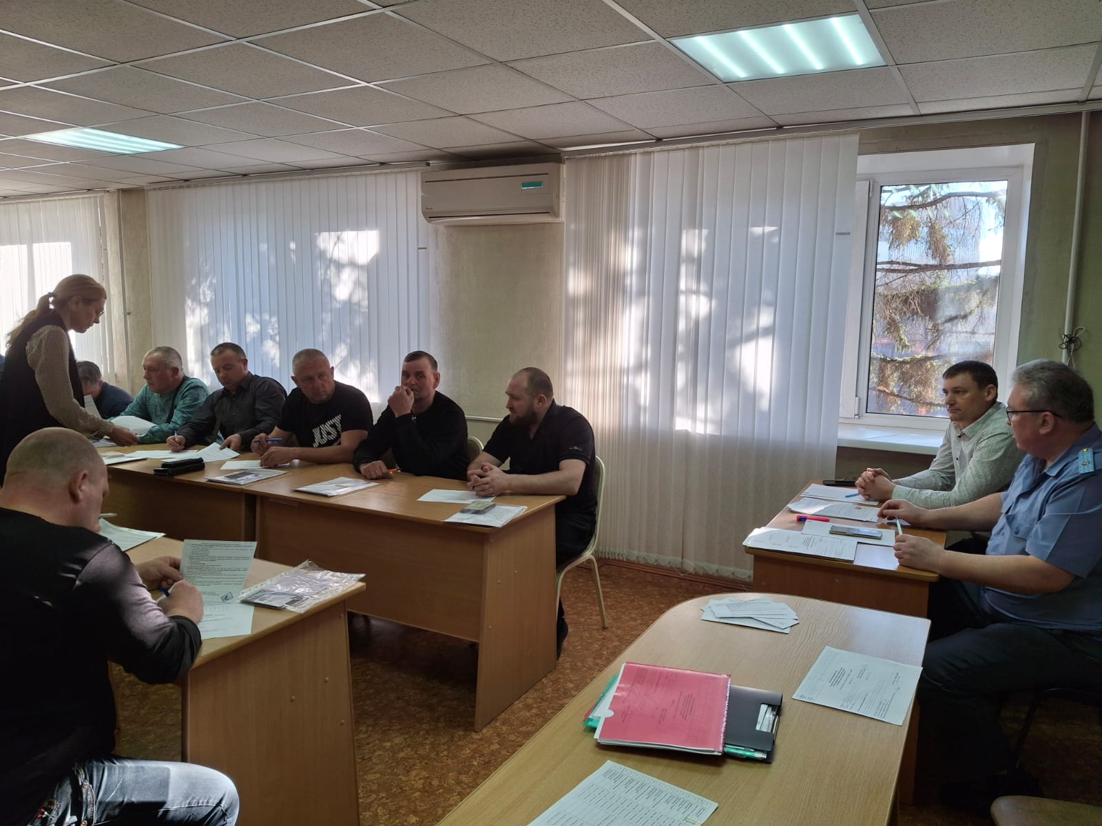 В городе Омске проверили знания водителей, перевозящих опасные грузы